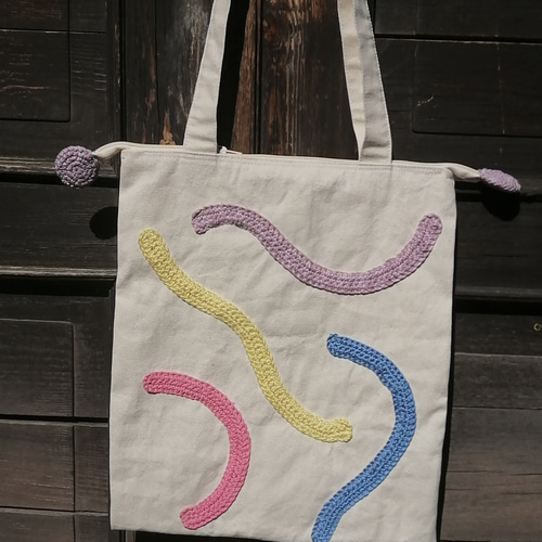 カラフルな線デザインのトートバッグ トートバッグ サンドラ 通販  