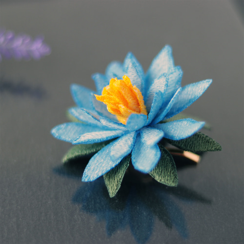 青い睡蓮の立体刺繍ポニーフック ポニーフック・ヘアカフス 春桜