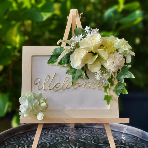 ホワイトローズ と グリーン の 花 の ウェルカムボード ( 写真立て