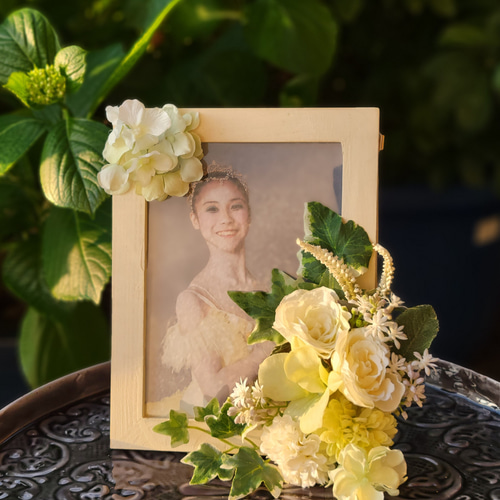 ホワイトローズ と グリーン の 花 の ウェルカムボード ( 写真立て