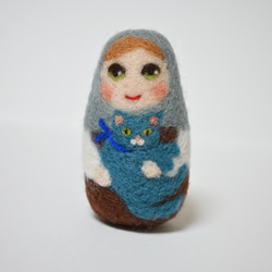 売約済 / 羊毛フェルト 青い猫を抱くマトリョーシカ 1枚目の画像