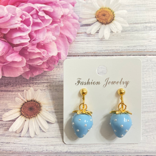 水色 いちごのイヤリング 小 可愛い 苺 イチゴ ストロベリー いちご