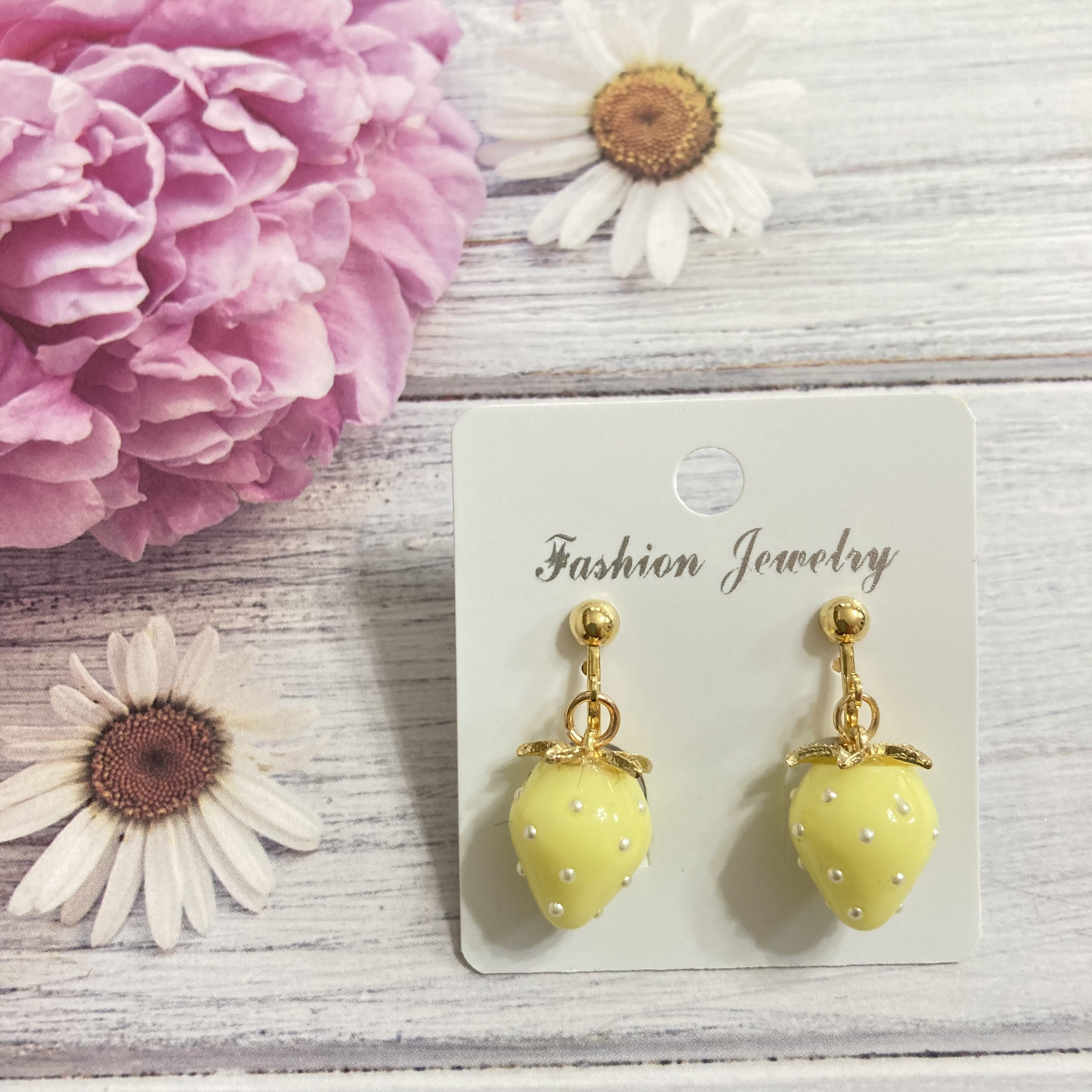 いちごピアス　イヤリング♡ 大人気！ いちご ピアス 🍓イヤリングの通販 by MAPLE_K ｜ラクマ