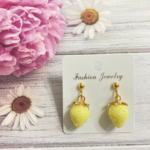 黄色 いちごのイヤリング 小 可愛い 苺 イチゴ ストロベリー ピアス