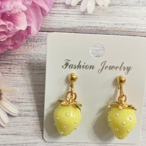 いちごピアス　イヤリング♡ 大人気！ いちご ピアス 🍓イヤリングの通販 by MAPLE_K ｜ラクマ