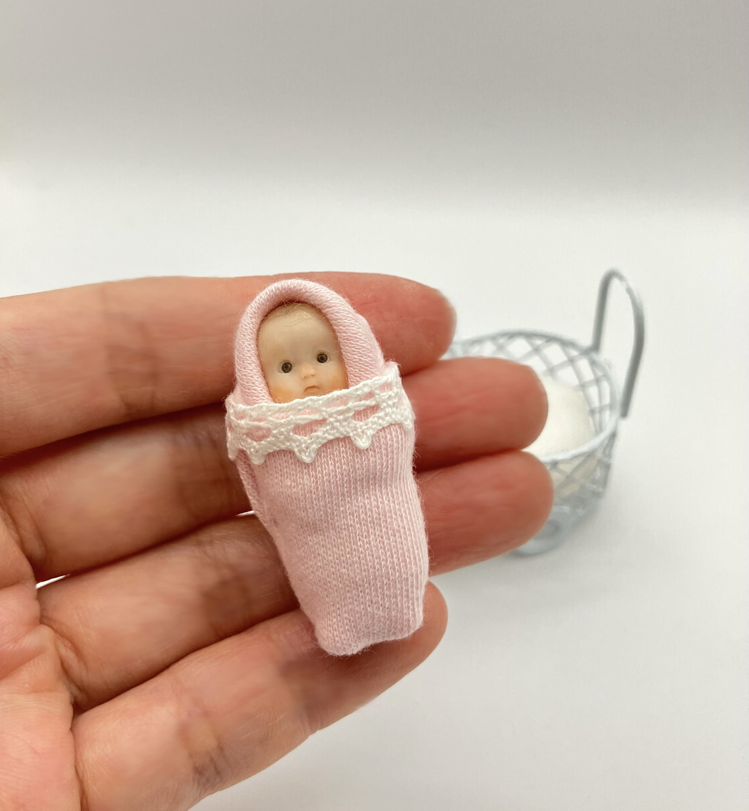 おくるみベビーと白いベビーカー｜ミニチュアドール その他人形