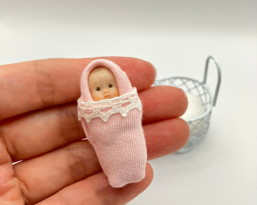 おくるみベビーと白いベビーカー｜ミニチュアドール その他人形