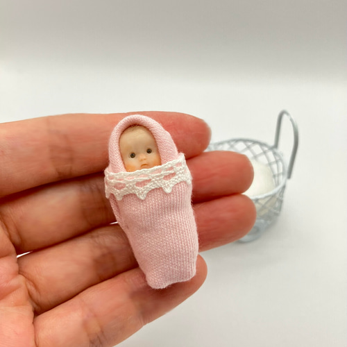 おくるみベビーと白いベビーカー｜ミニチュアドール その他人形