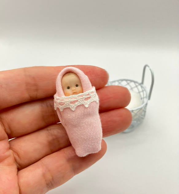 おくるみベビーと白いベビーカー｜ミニチュアドール その他人形