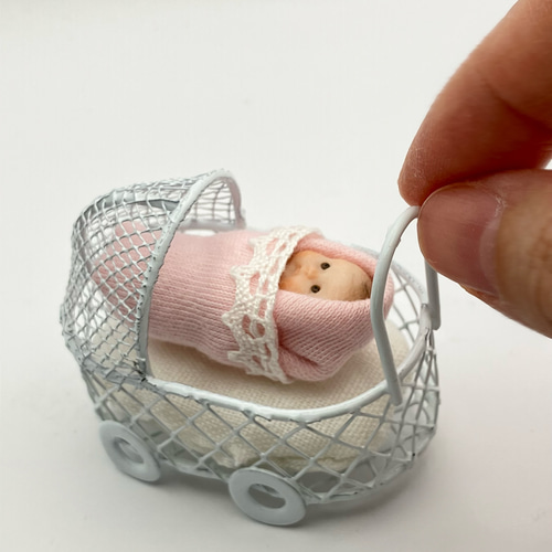 おくるみベビーと白いベビーカー｜ミニチュアドール その他人形