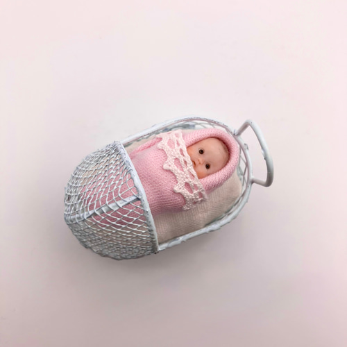 おくるみベビーと白いベビーカー｜ミニチュアドール その他人形