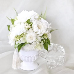 《澪・MIO》《母の日参り》白いカーネーション・菊のお供え花・すべてプリザーブドフラワーの仏花・タッセル有無選べます 1枚目の画像