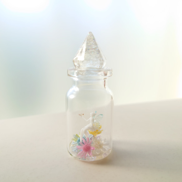 ＊小瓶の中のお花畑 妖精＊魔法の小瓶 ～ 蝶の羽 2枚目の画像