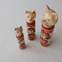 夏準備ＳＡＬＥ　猫一家３匹セット　創作こけし 花模様 ねこけし　猫家族インテリア縁起物 置物　W75C 5枚目の画像