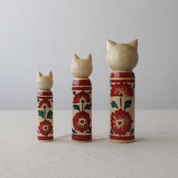 夏準備ＳＡＬＥ　猫一家３匹セット　創作こけし 花模様 ねこけし　猫家族インテリア縁起物 置物　W75C 4枚目の画像