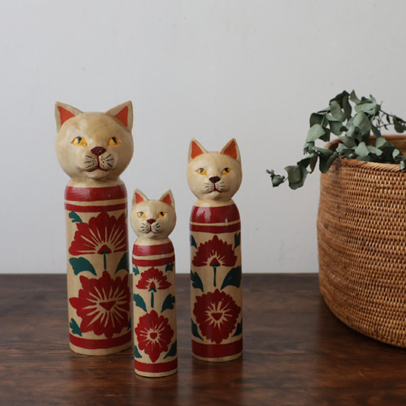 夏準備ＳＡＬＥ　猫一家３匹セット　創作こけし 花模様 ねこけし　猫家族インテリア縁起物 置物　W75C 8枚目の画像