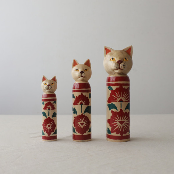 夏準備ＳＡＬＥ　猫一家３匹セット　創作こけし 花模様 ねこけし　猫家族インテリア縁起物 置物　W75C 3枚目の画像