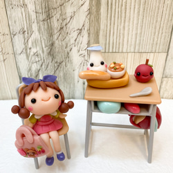 可愛い入学給食の時間　女の子　こねこね　樹脂粘土　ミニチュア　ドールハウス　粘土細工 こねこねくらぶ　お人形　シルバニア 1枚目の画像