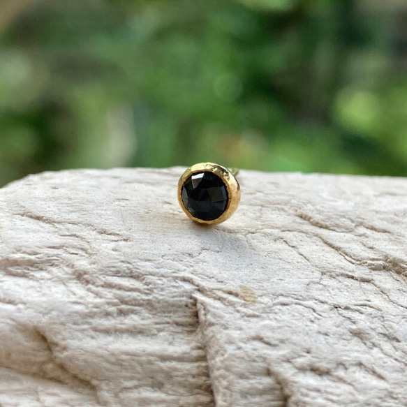 K24 ◇ 純金玫瑰切割天然黑色尖晶石（一隻耳朵） 第8張的照片