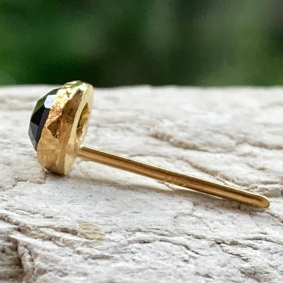 K24 ◇ 純金玫瑰切割天然黑色尖晶石（一隻耳朵） 第4張的照片
