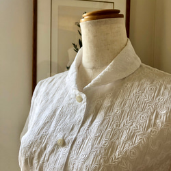 【残り一点・11号】薔薇刺繍コットンシャツ　半袖/ホワイト 2枚目の画像