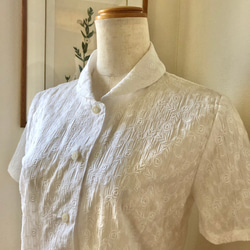 【残り一点・11号】薔薇刺繍コットンシャツ　半袖/ホワイト 1枚目の画像