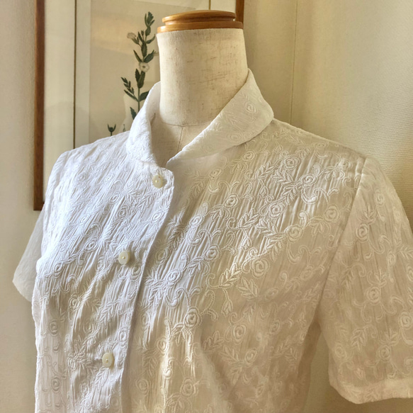 【残り一点・11号】薔薇刺繍コットンシャツ　半袖/ホワイト 1枚目の画像
