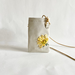 立体刺繍  スマホ ポシェット  シープ革 キラキラシルバー 黄色いお花 1枚目の画像