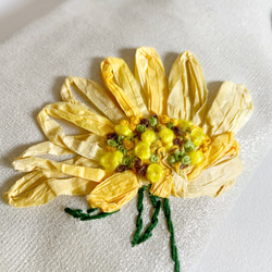 立体刺繍  スマホ ポシェット  シープ革 キラキラシルバー 黄色いお花 3枚目の画像