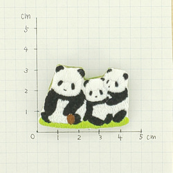 [受注制作]３匹の子パンダのブローチ 2枚目の画像