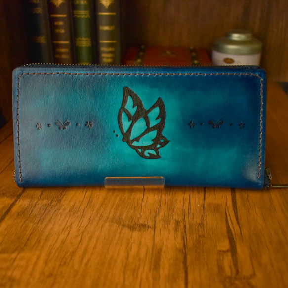 青い羽ばたき蝶々の革製長財布 1枚目の画像