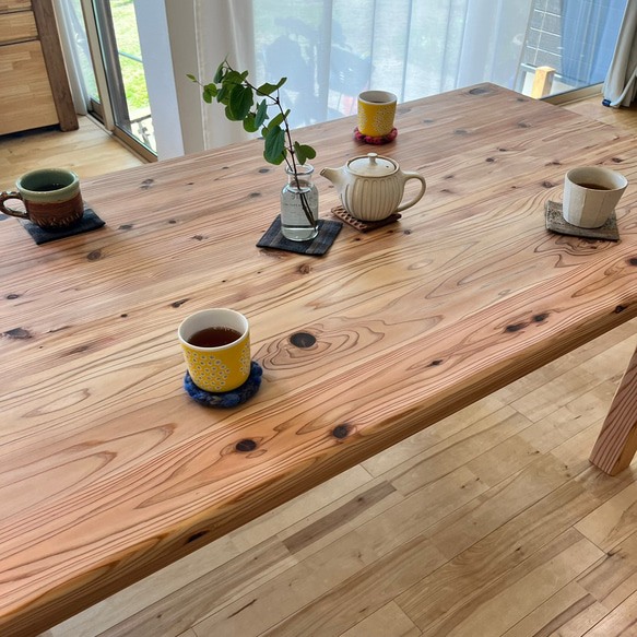 国産杉の無垢材　サイズ・カラーオーダー可能　カフェ風　四つ脚ダイニングテーブル　角が丸く安心安全　組み立て式　 8枚目の画像