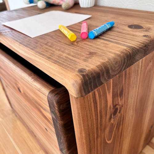 【すべての角が丸い】　国産杉の無垢材　子供椅子と机のセット　キッズチェア　子供机 全ての角が丸い】成長に合わせて使える子供椅子＆机セット 国産杉の