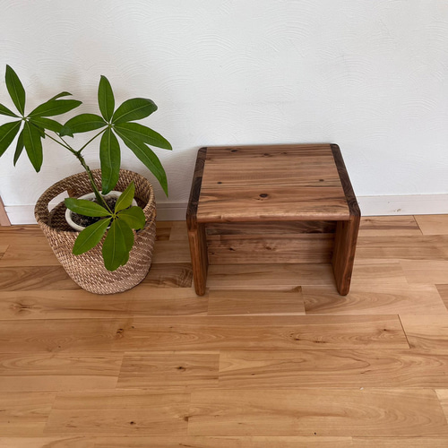 【すべての角が丸い】　国産杉の無垢材　子供椅子と机のセット　キッズチェア　子供机 すべての角が丸い】 国産杉の無垢材 子供椅子と机のセット