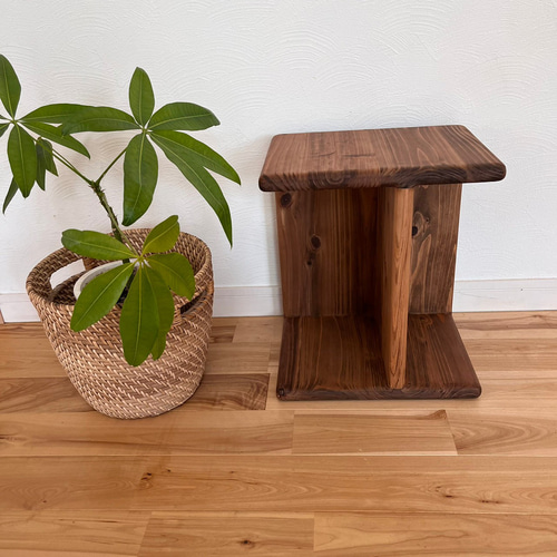 【すべての角が丸い】　国産杉の無垢材　子供椅子と机のセット　キッズチェア　子供机 すべての角が丸い】 国産杉の無垢材 子供椅子と机のセット