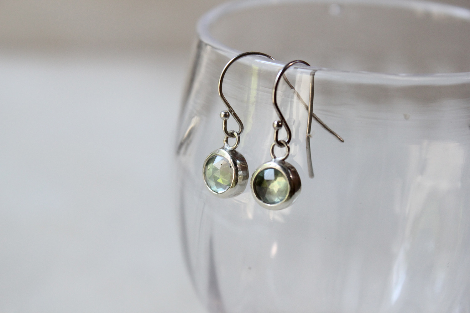 SALE　水晶とチタンのピアス　azur/silver