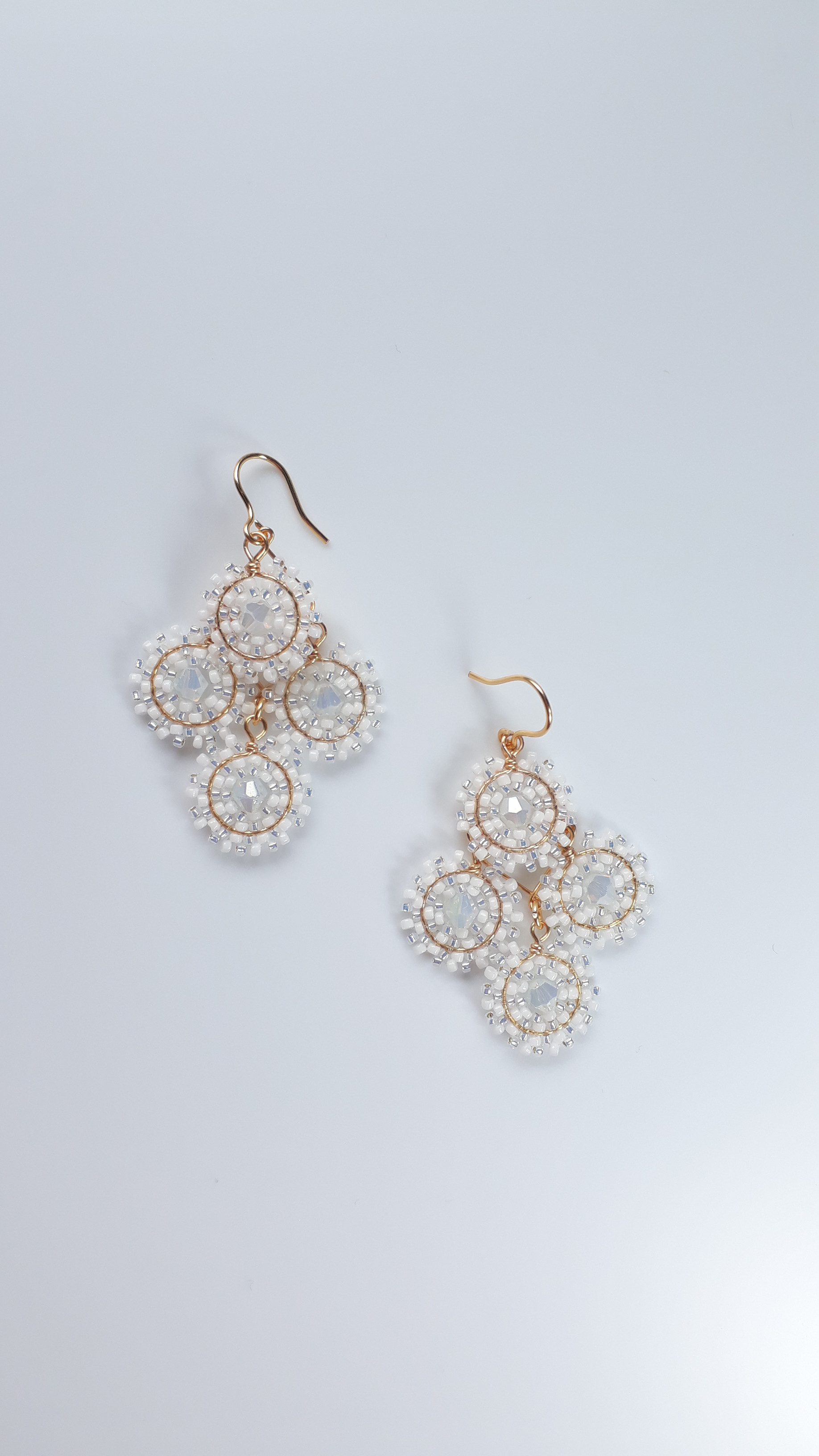 ホワイトのビーズのイヤリングアクセサリー / 5.50 cm