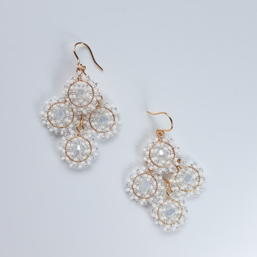 ホワイトのビーズのイヤリングアクセサリー / 5.50 cm