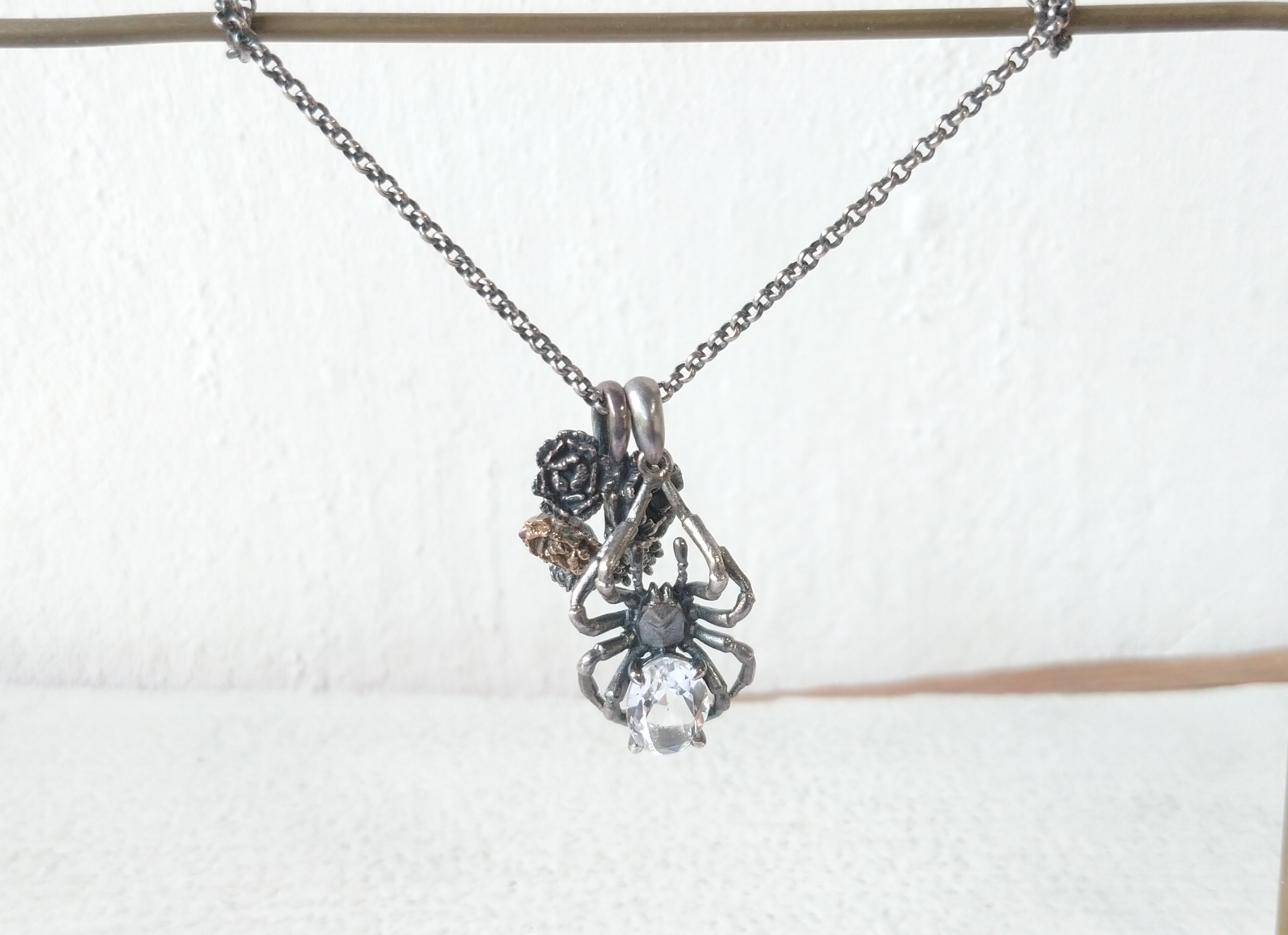 蜘蛛と花ネックレス