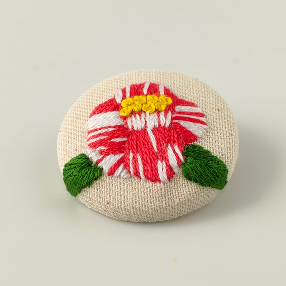 紅白椿の刺繍ミニブローチ 2枚目の画像