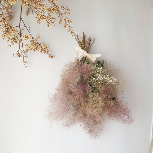 スモークツリー の大きい三日月リース　かすみ草　ドライフラワー スモークツリー の大きい三日月リースかすみ草ドライフラワー