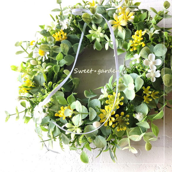 イエロー小花が可愛いライトグリーンのユーカリリース（fw180）＊玄関ドアなど外にも飾れるアーティフィシャルリース 7枚目の画像