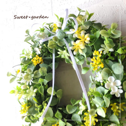 イエロー小花が可愛いライトグリーンのユーカリリース（fw180）＊玄関ドアなど外にも飾れるアーティフィシャルリース 6枚目の画像