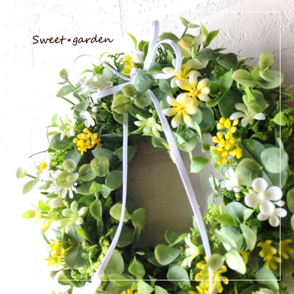 イエロー小花が可愛いライトグリーンのユーカリリース（fw180）＊玄関ドアなど外にも飾れるアーティフィシャルリース 6枚目の画像