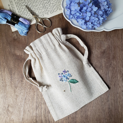 【No.245】うさぎと花の刺繍巾着袋 うさぎ巾着（生成り×花） - Kukkapuu | minne 国内最大級の