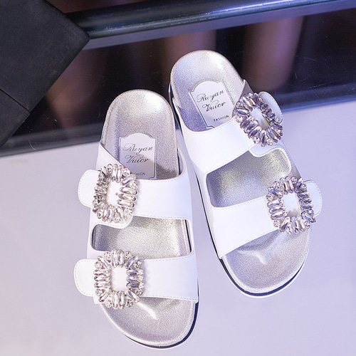 未使用　美品　ビジュー付きホワイトコンフォートサンダル 未使用 美品 ビジュー付きホワイトコンフォートサンダル 期間