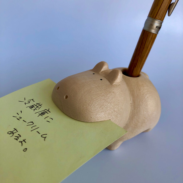 メモをくわえる木彫りのカバちゃん（ペン立て仕様） 4枚目の画像