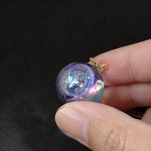 パープルのスタージルコニアが輝くブルーの宇宙玉レジンの球体 