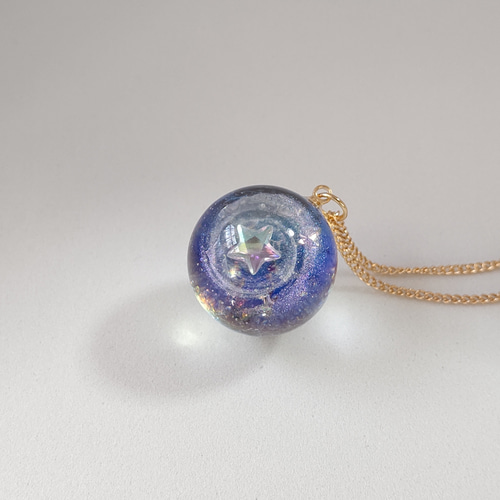 パープルのスタージルコニアが輝くブルーの宇宙玉レジンの球体