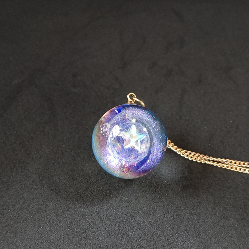 月と宇宙を閉じ込めた天球儀 球体レジン 歯車 偏光 宇宙レジンネックレス パープルのスタージルコニアが輝くブルーの宇宙玉レジンの球体